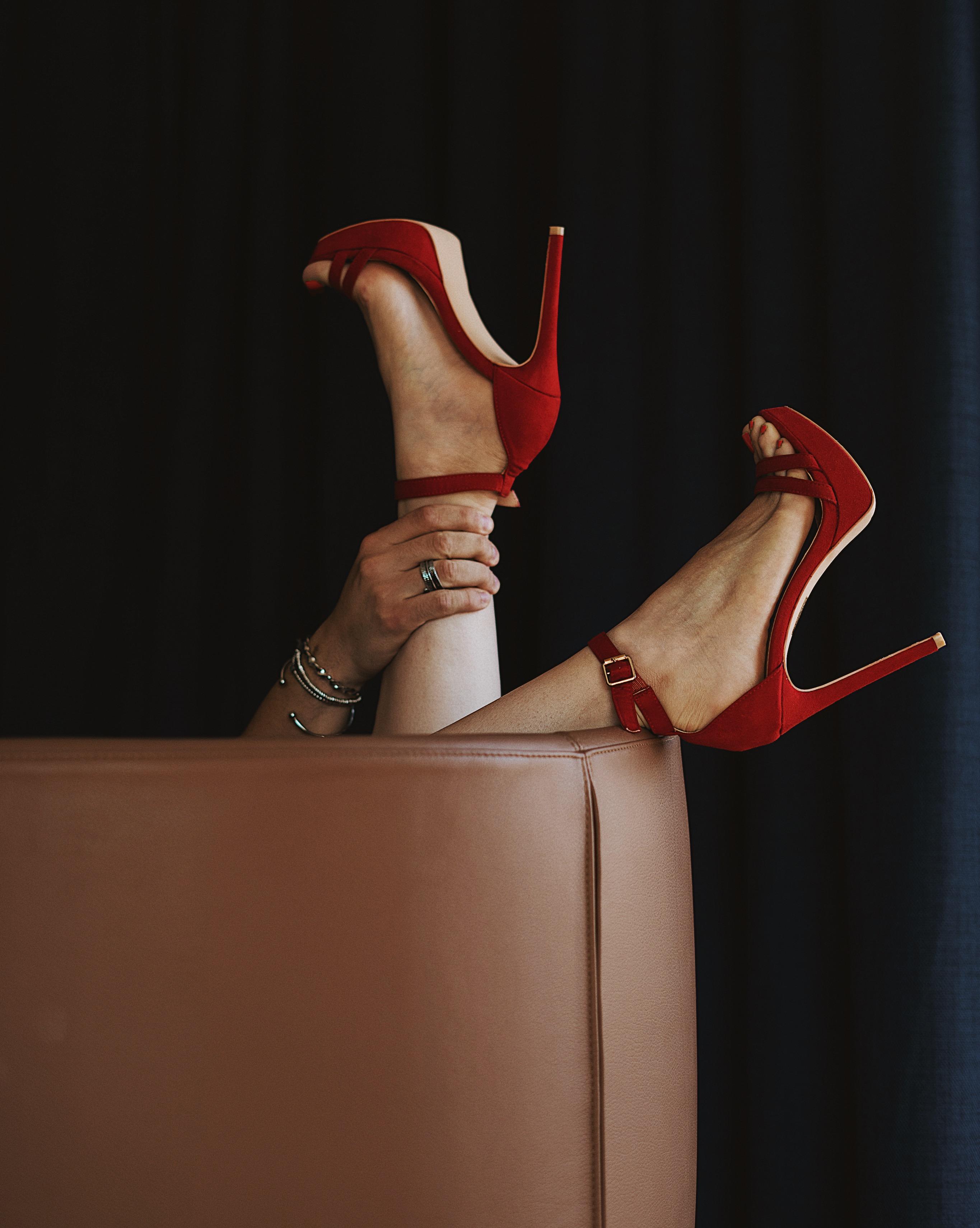 Hotel Gatsby Athen Exterior foto A woman wearing red high-heeled shoes