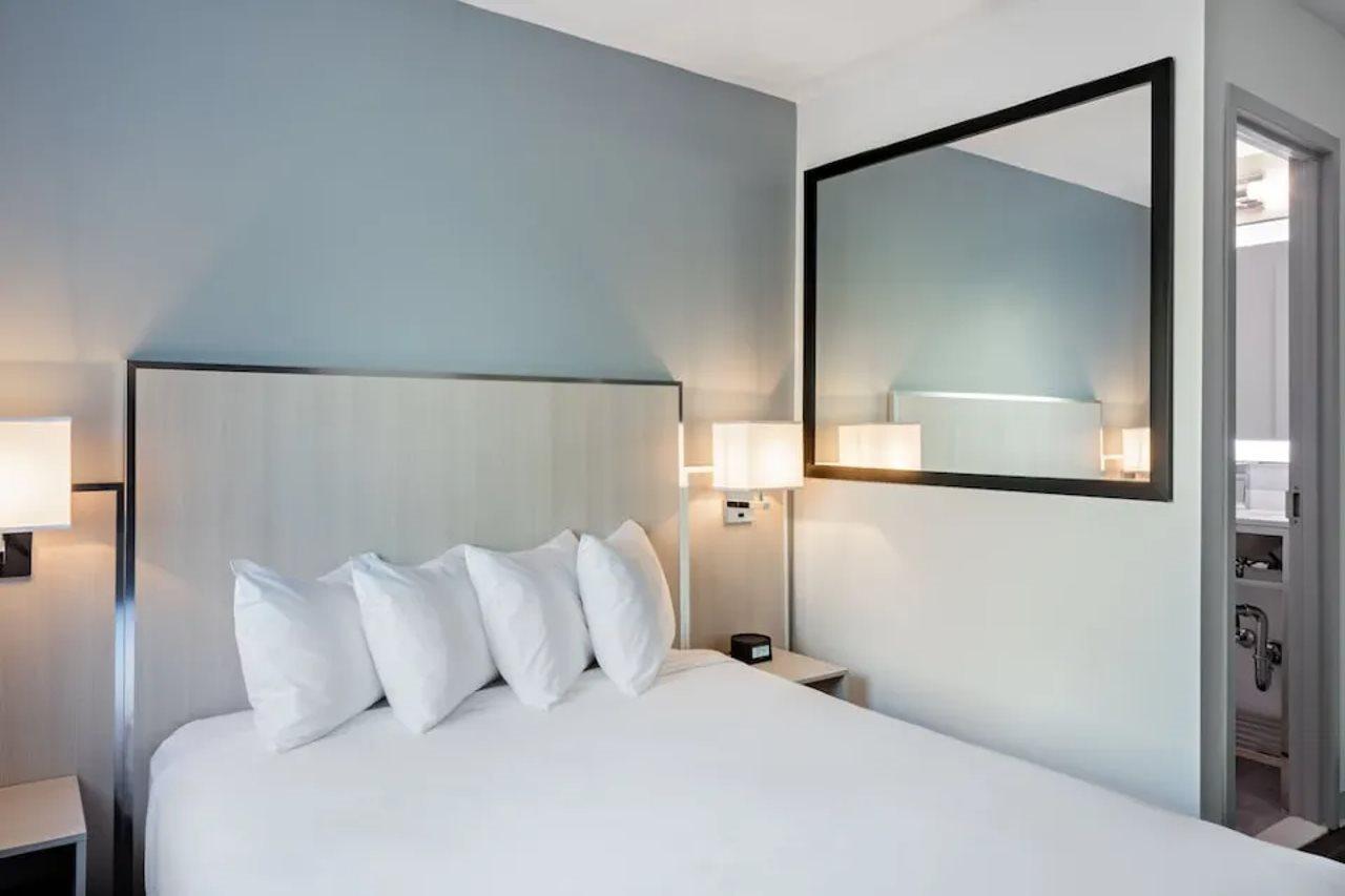 Hotel Gatsby Athen Exterior foto A room at the Hilton Garden Inn in San Francisco