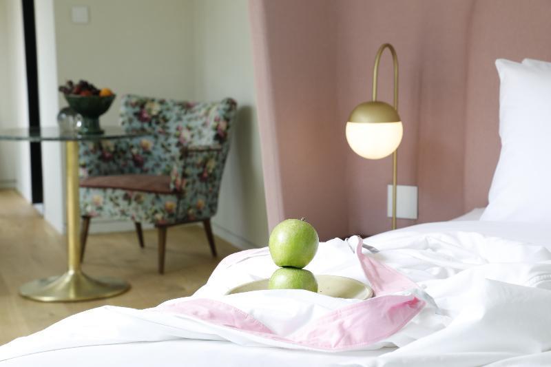 Hotel Gatsby Athen Exterior foto A bedroom with a floor lamp